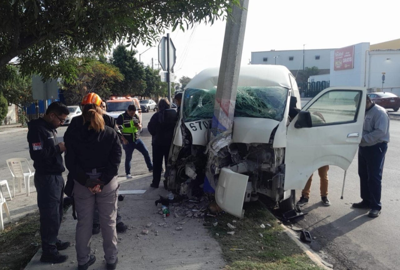 Daños que dejó el choque contra el poste. Foto: Protección Civil de Nuevo León.