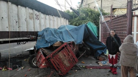 ¡Se queda sin frenos! Tráiler recolector de basura arrasa con autos y un portón de negocio