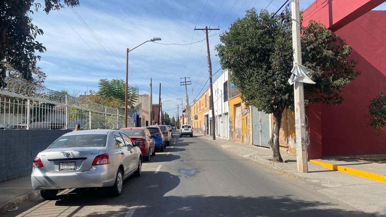 Vehículos estacionados en el centro de la ciudad de Durango.  Foto: Irving Reyna.