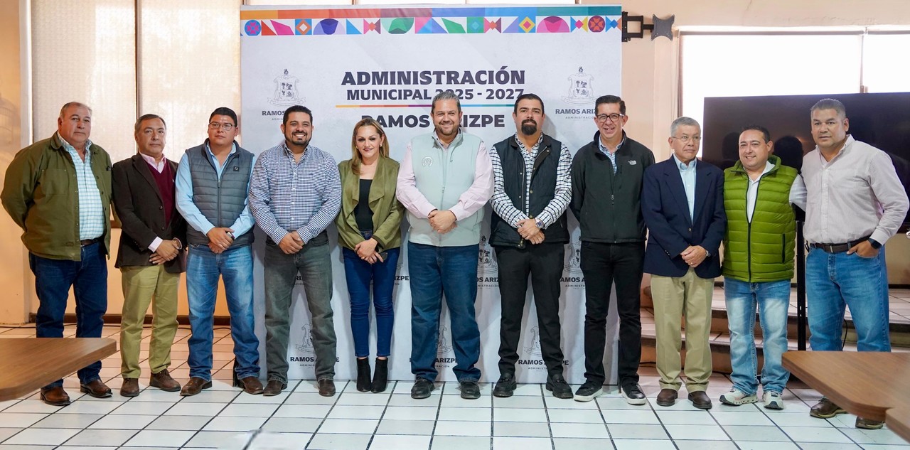 Tomás Gutiérrez Merino junto a parte de los nuevos funcionarios. (Fotografía: Tomás Gutiérrez)