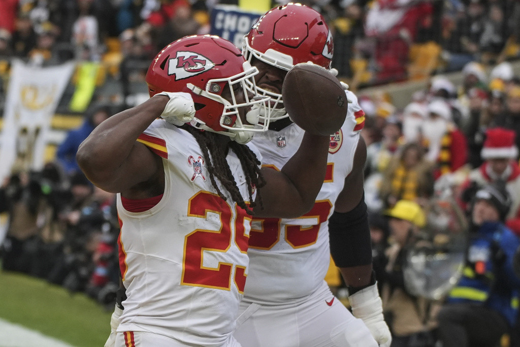 Kareem Hunt (29), corredor de los Chiefs de Kansas City, festeja su touchdown ante los Steelers de Pittsburgh, el miércoles 25 de diciembre de 2024 (AP Foto/Gene J. Puskar)