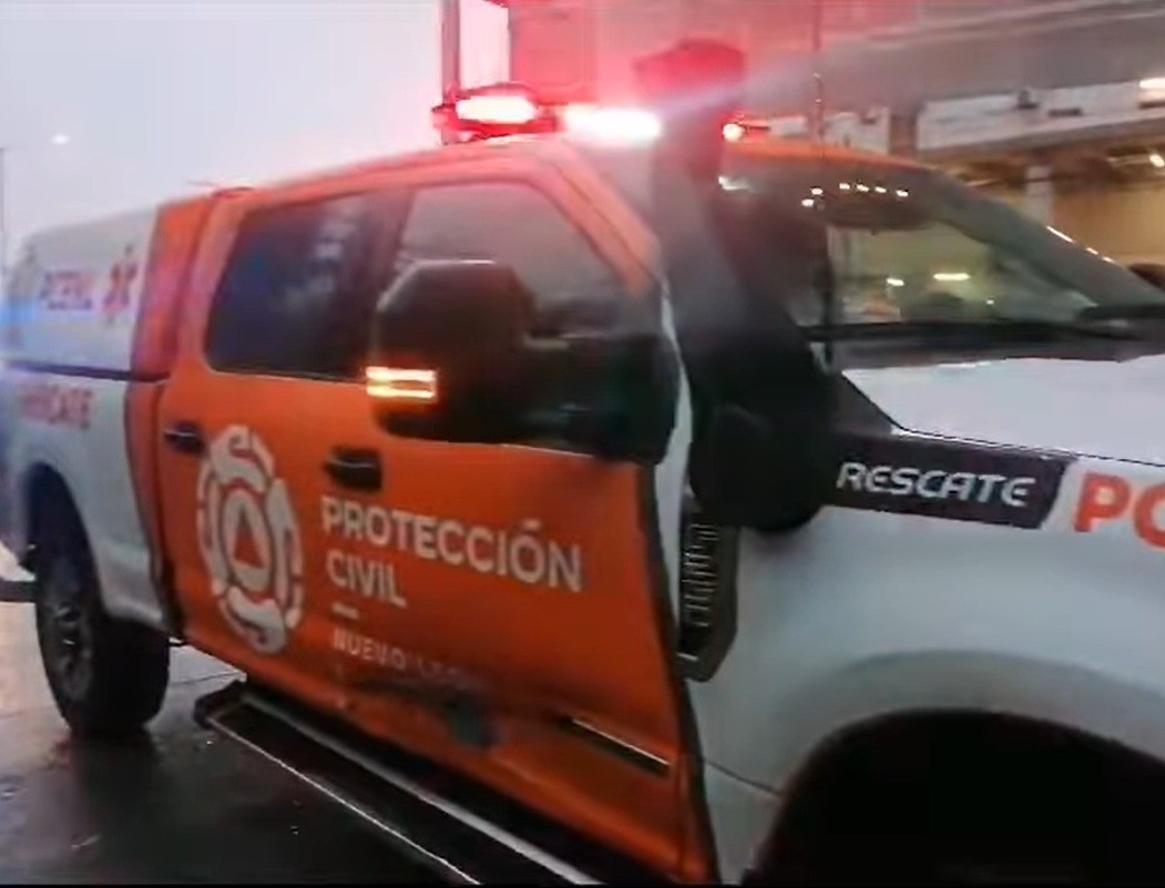 Unidad de Protección Civil de Nuevo León en la zona del accidente. Foto: Protección Civil de Nuevo León.