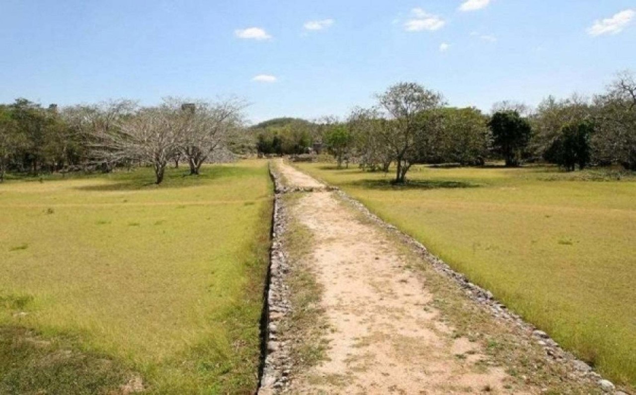 Los sakbejo'ob  tenían un significado espiritual para los mayas, pues los consideraban   caminos sagrados que conectaban lo terrenal con lo divino.- Fuente México Secreto Guiado