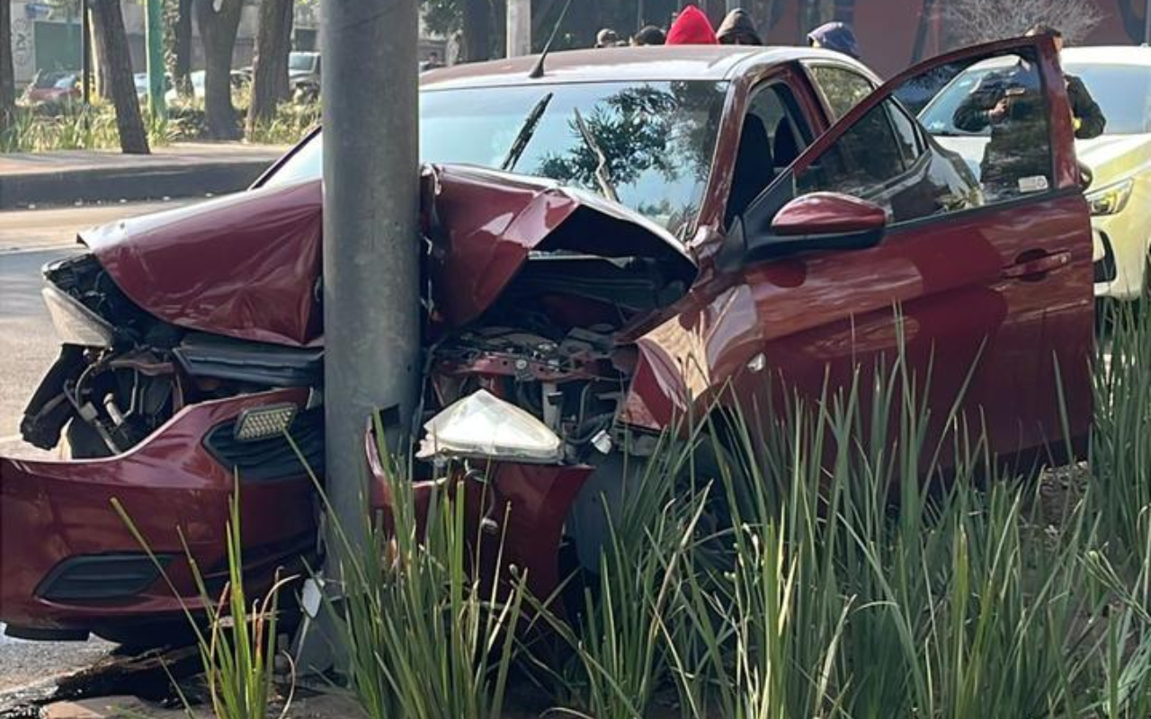 Así quedó auto que se impactó contra poste en Cuauhtémoc. Foto: Ramón Ramírez