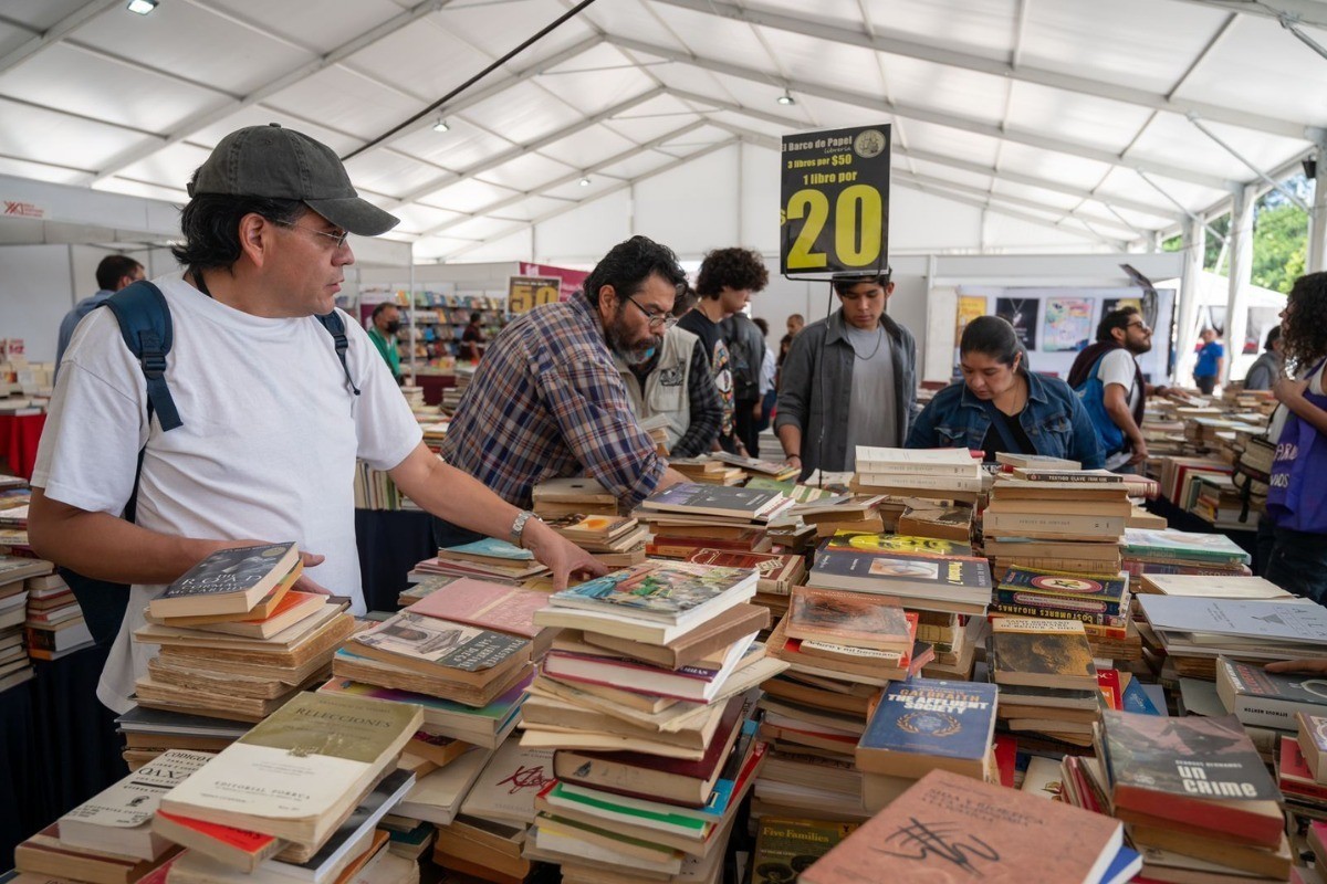 Personas comprando libros en la CDMX. FOTO: Gobierno CDMX