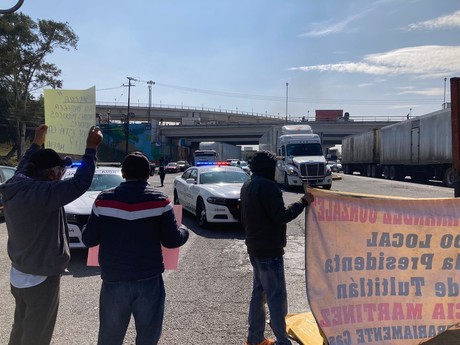 Manifestación en la México-Querétaro: Denuncian despojo de predios