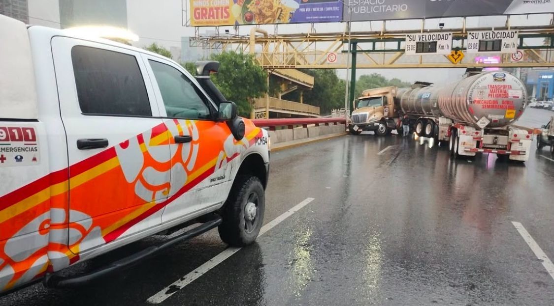 Accidente en Morones Prieto genera cierre de tres carriles. Foto: Protección Civil de Monterrey.