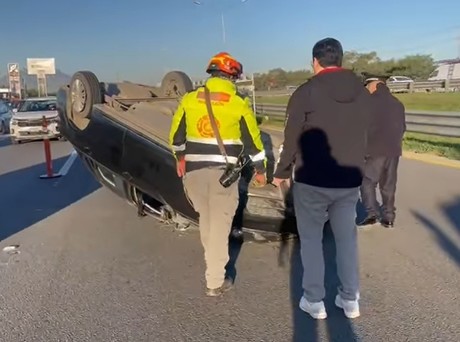 Volcadura en Guadalupe es atendida por Protección Civil (VIDEO)