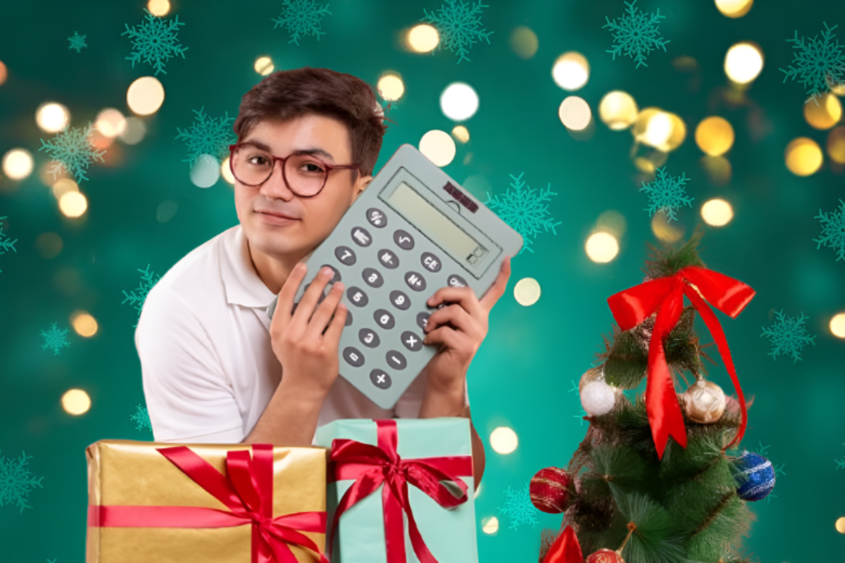 Persona con una calculadora, regalos y un árbol de Navidad.    Foto: Freepik editada en Canva.