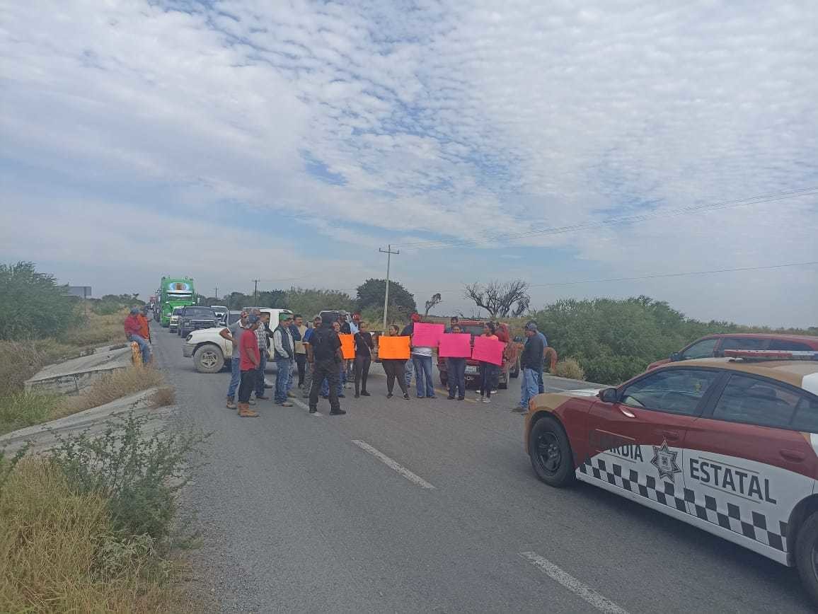 La circulación en ambos sentidos de la Carretera Federal 97 Reynosa-San Fernando permanece cerrada debido a una manifestación organizada por habitantes de diversos ejidos. Foto: SSPT