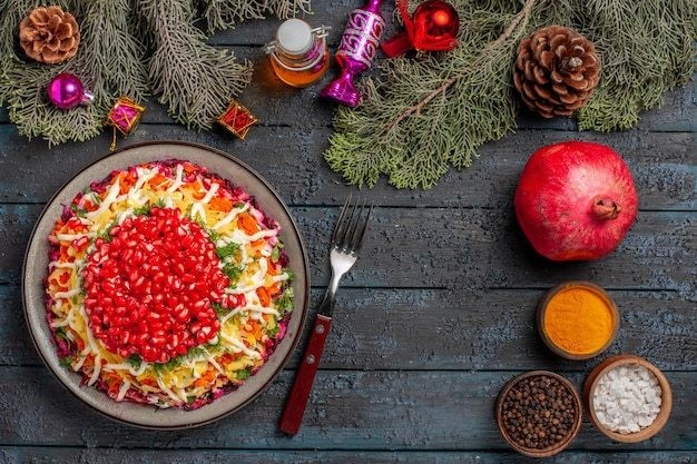 Las ensaladas son una buena opción para complementar los platillos de Navidad. Imagen: Freepik