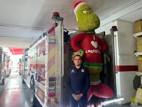 Bomberos de Nuevo León le dan vida a la Navidad con decoración en camión