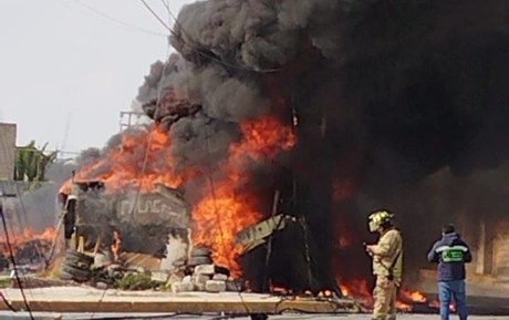 Incendio consume vulcanizadora en Tultepec tras explosión de pirotecnia