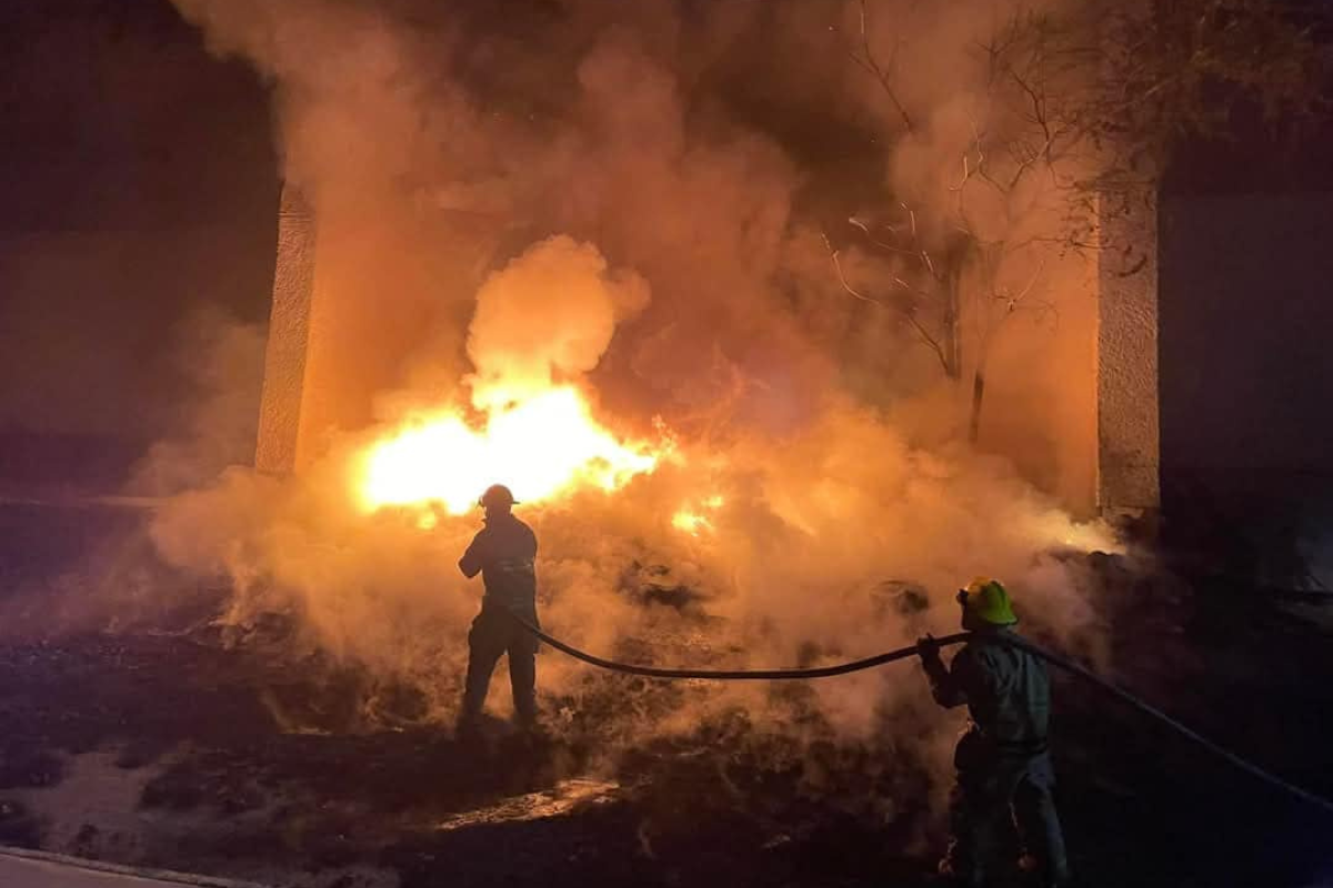 El uso de la pirotecnia provoca incendio en las instalaciones de la Unidad Deportiva Siglo XXI. Foto: Protección Civil