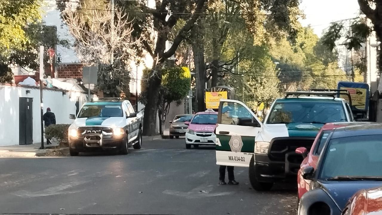 Policías de la SSC en el sitio donde fue arrestado el agresor.   Foto: Ramón Ramírez