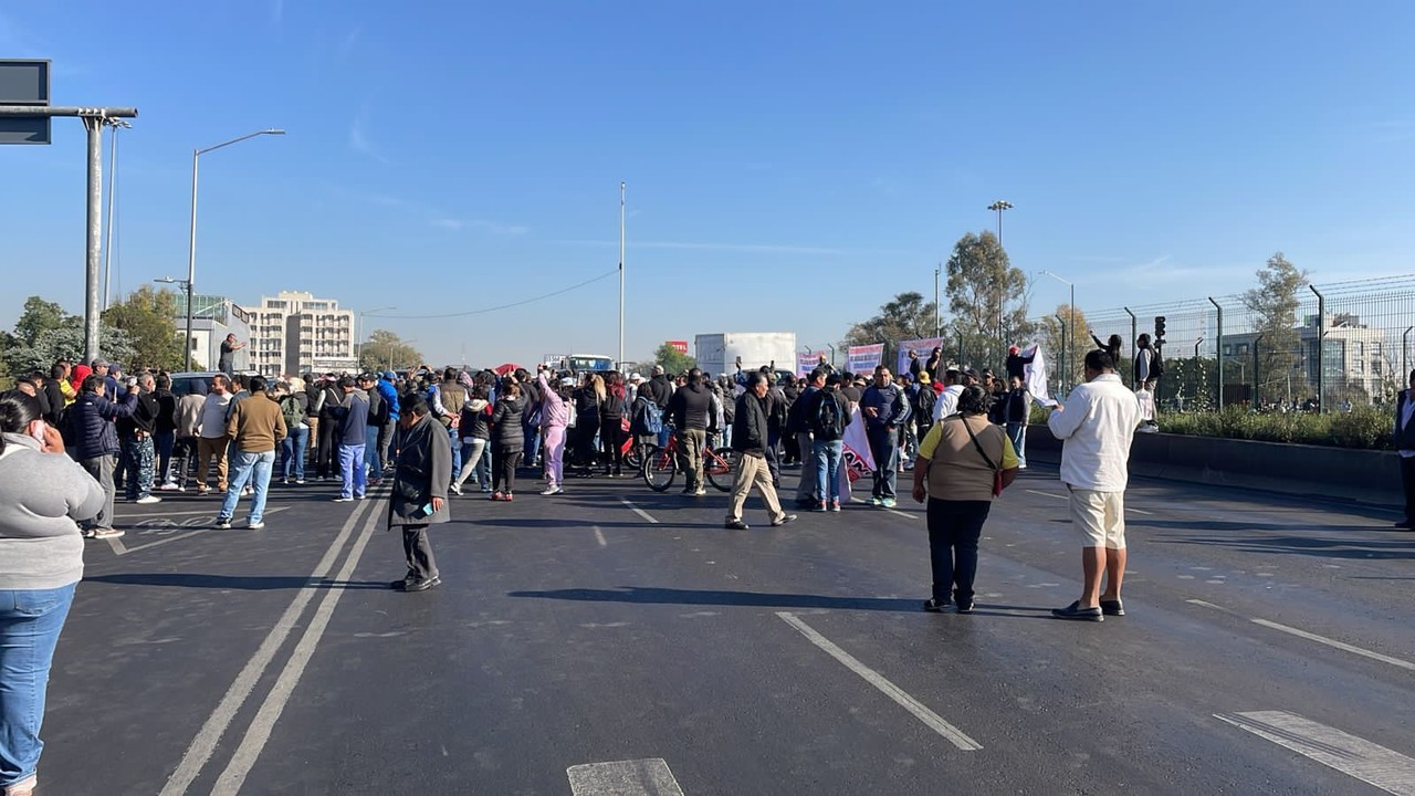 Manifestantes cerrando circulación en Calzada de Tlalpan.     Foto: Ramón Ramírez