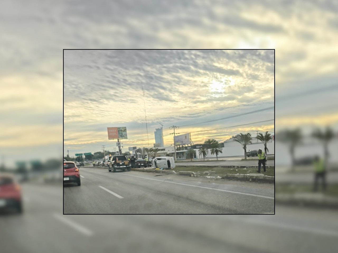 Un accidente matutino se registró este jueves cerca del puente que se encuentra a la salida hacia Progreso.- Fuente Expreso Yucatán