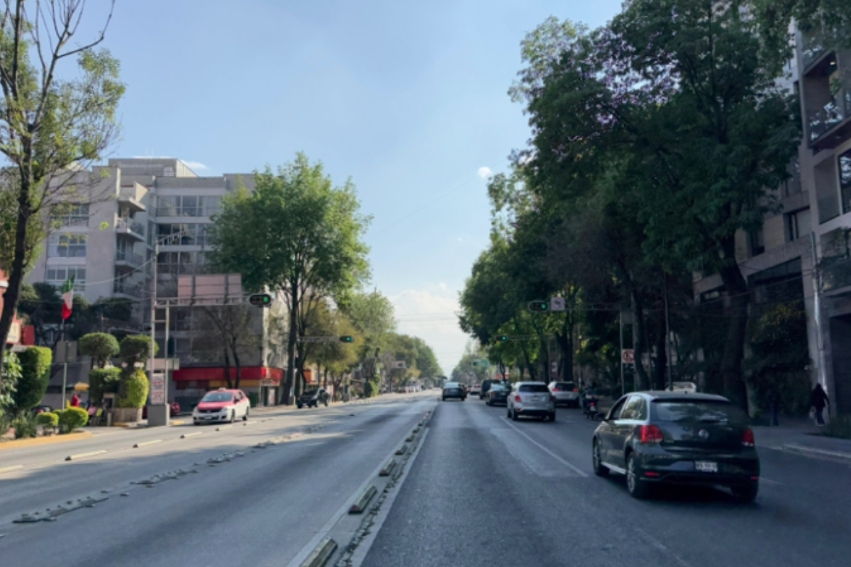 Av. Cuauhtémoc de la CDMX con autos en el carril derecho, registra ligeros asentamientos al cruce de semáforos.    Foto: @OVIALCDMX