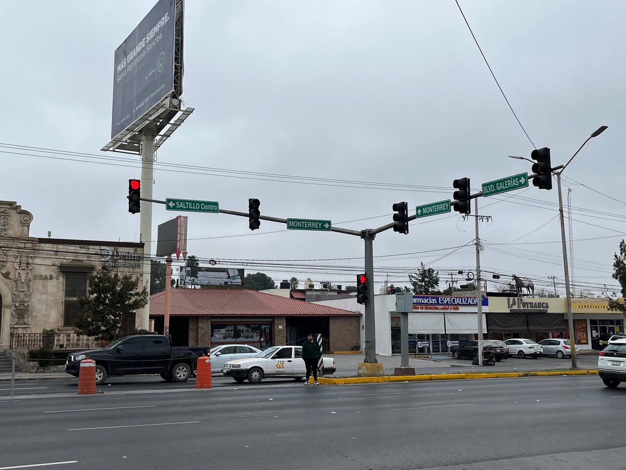 El semáforo se ubica en uno de los tramos más transitados de la ciudad. (Fotografía: Leslie Delgado)