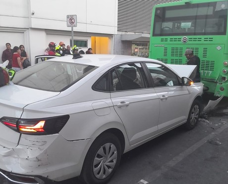 Auto impacta a unidad de la ruta 117 en Monterrey