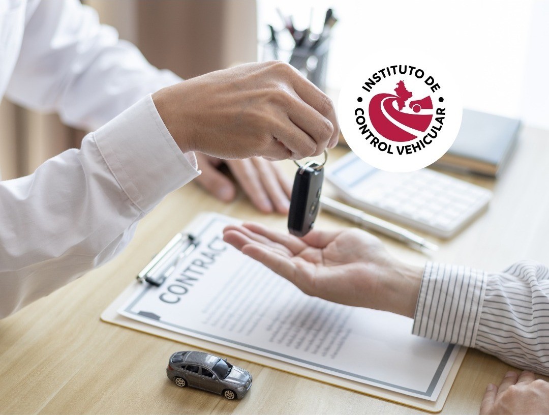 Persona recibiendo su auto tras firmar su permiso de conducir. Foto: Canva/ICV-NL.