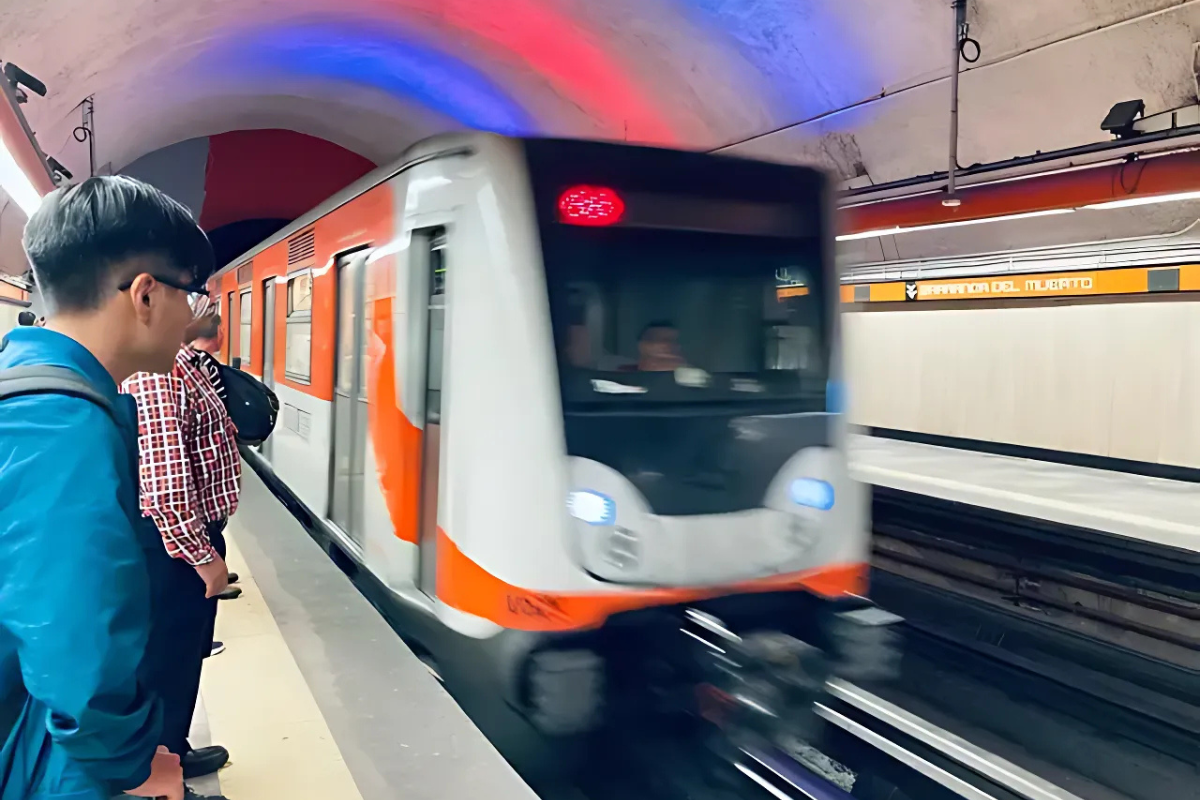 Personas esperando la llegada del tren en estación del Metro. Foto: Gobierno CDMX