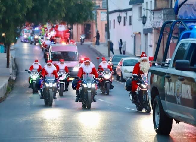 Agentes de vialidad disfrazados de Santa Claus. (Fotografía: Cortesía)