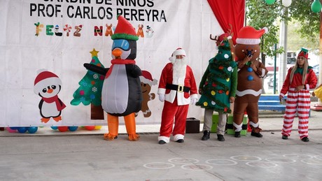 Navidad 2024: ministeriales se disfrazan de Santa para llevar sonrisas a niños de Kinder