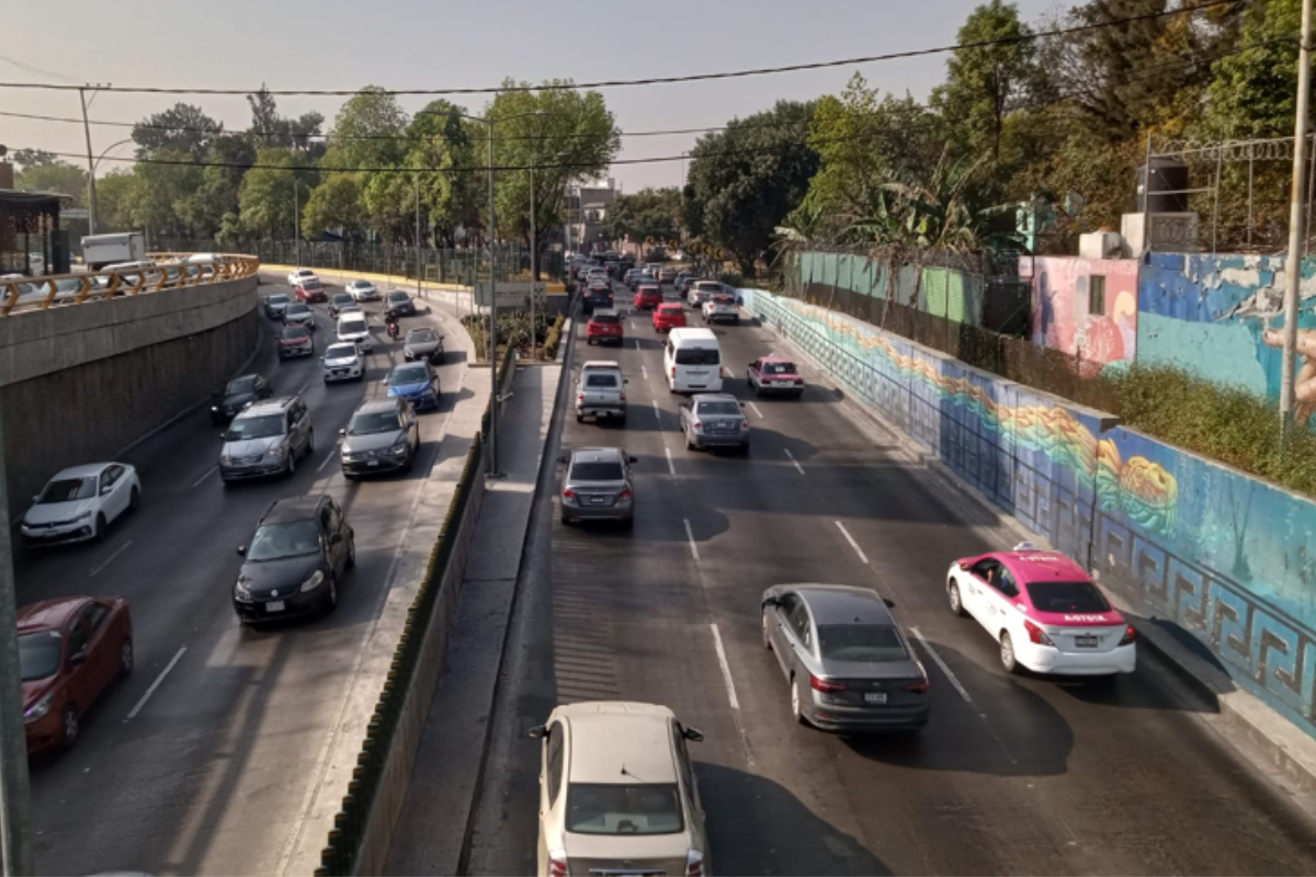 Autos circulando en una avenida principal de la CDMX.   Foto: @OVIALCDMX