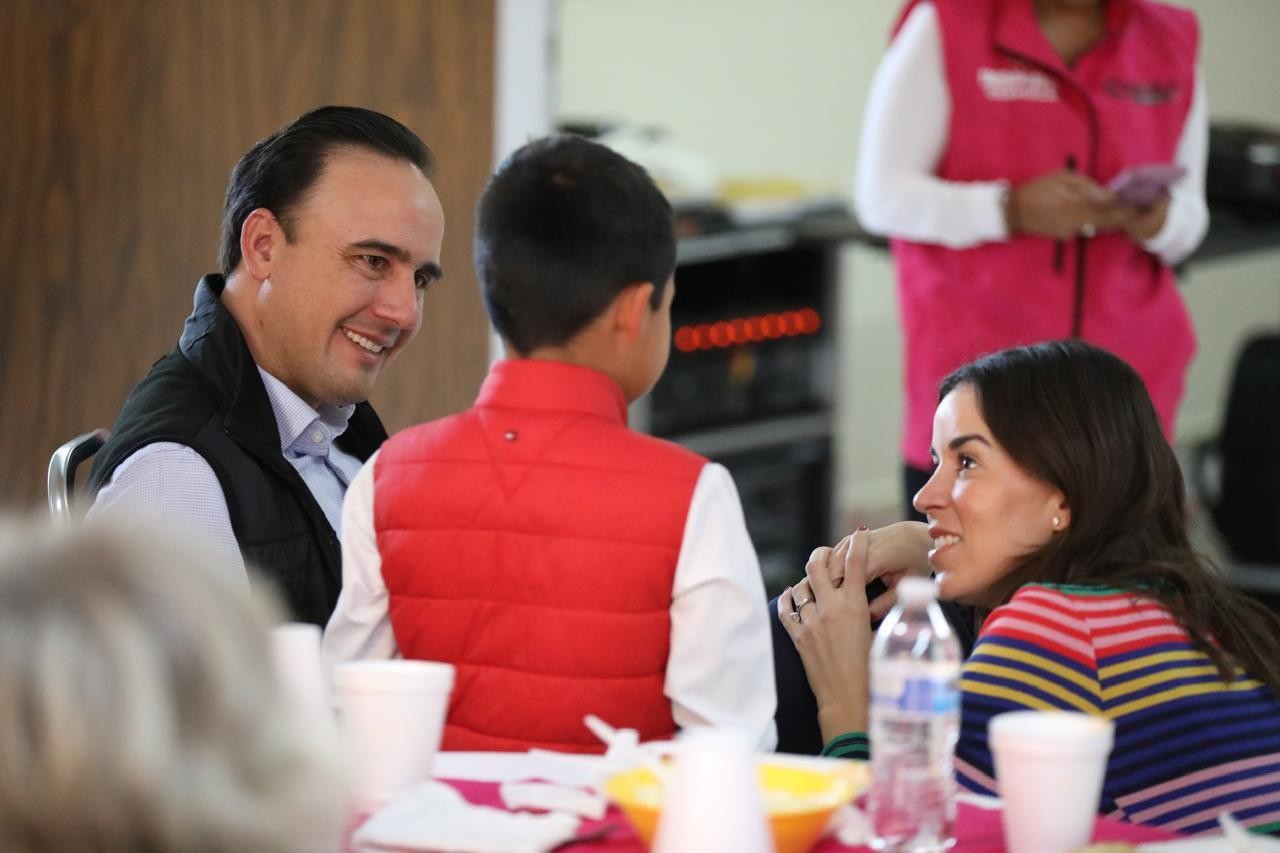 Manolo Jiménez y Paola Rodríguez en su visita a Casa Cuna. (Fotografía: Gobierno de Coahuila)