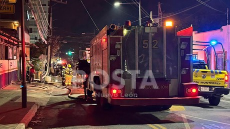 Taller queda destruido tras ser consumido por incendio en Monterrey