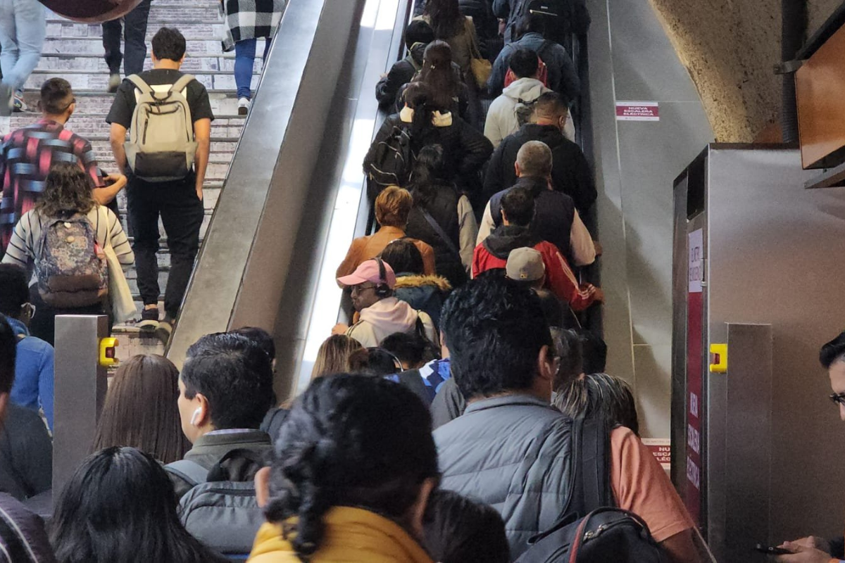 Muchas personas en el Metro de CDMX tratando de subir las escaleras.    Foto: @MetroCDMX