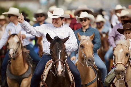 Feria Xmatkuil 2024: Gobernador participa en la cabalgata del 50 aniversario