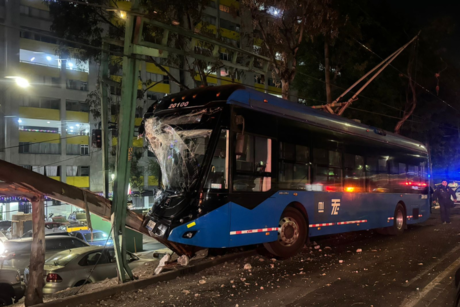 Trolebús pierde el control y se estrella en Eje Central