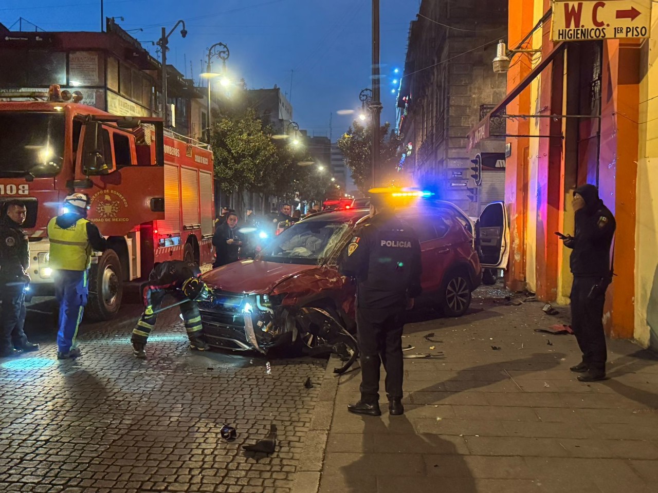 Vehículo impactado en la alcaldía Cuauhtémoc con Bomberos de la CDMX.   Foto: Ramón Ramírez