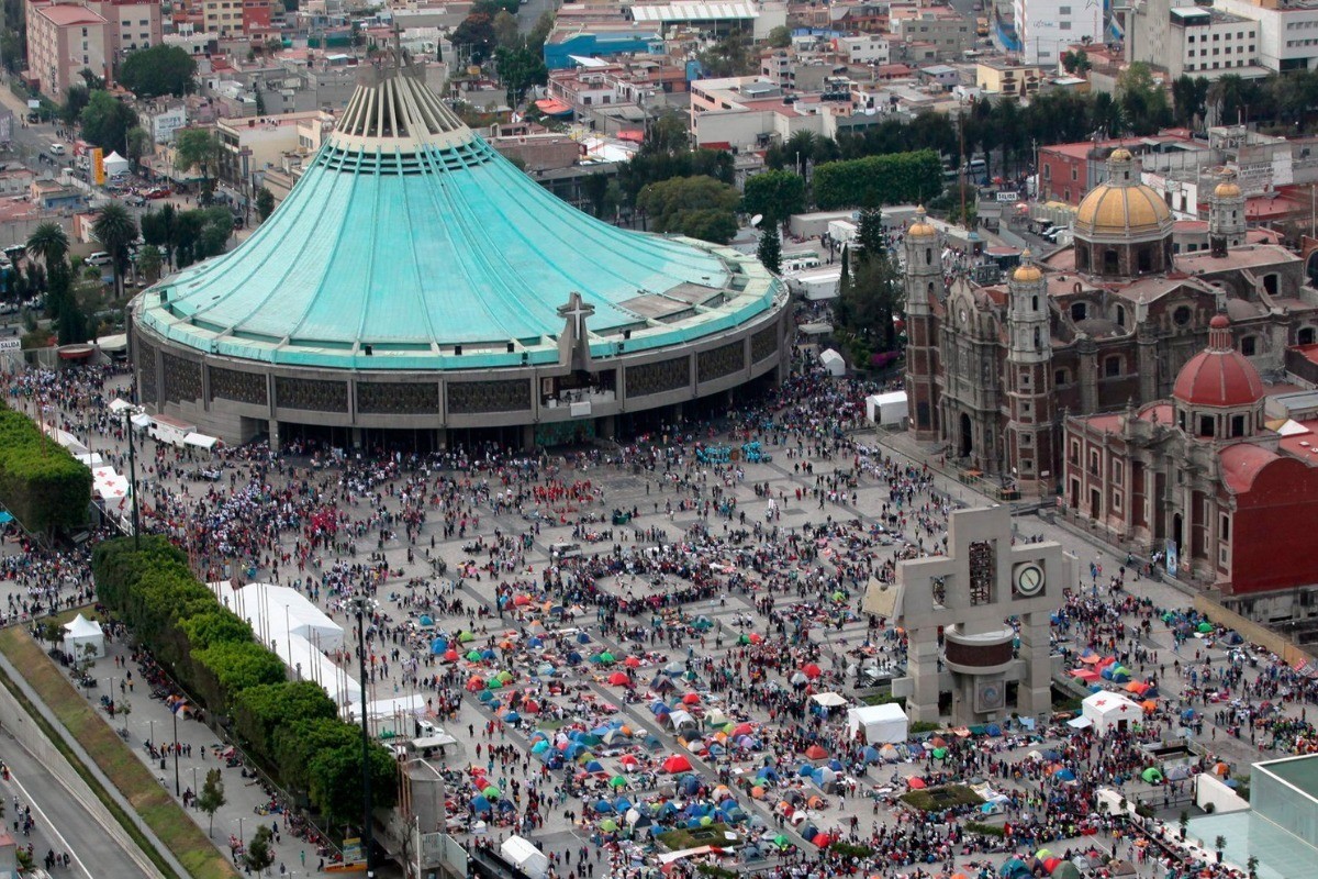 La Basílica de Guadalupe con peregrinos. Foto: @KustraD