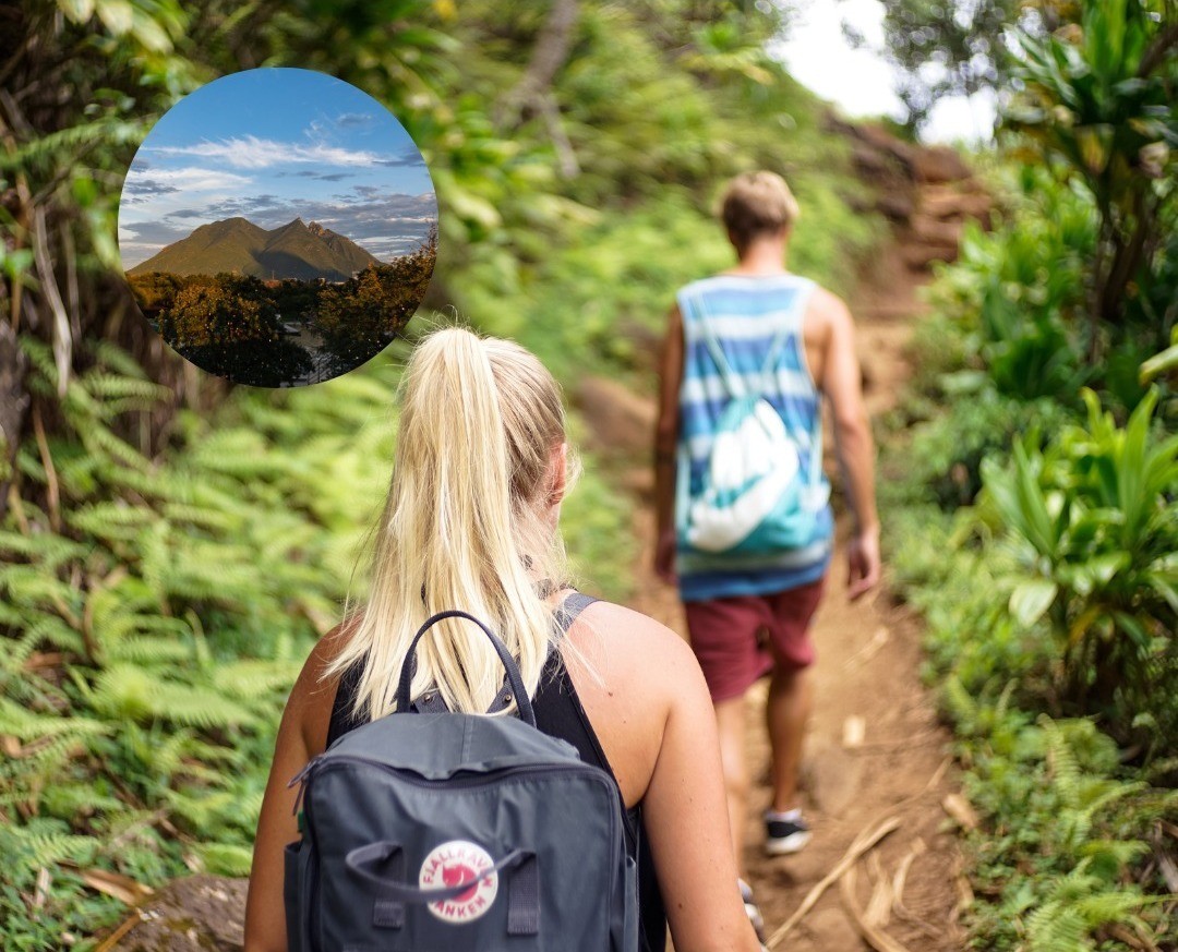 Una pareja realizando senderismo en el Cerro de la Silla. Foto: Canva.