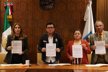 Félix Arratia firma convenio para becas y oportunidades educativas en Juárez