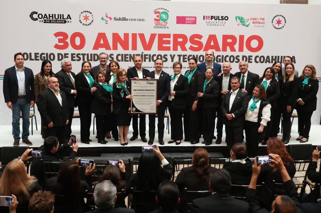 El gobernador entregó un reconocimiento al Cecyte. (Fotografía: Manolo Jiménez)