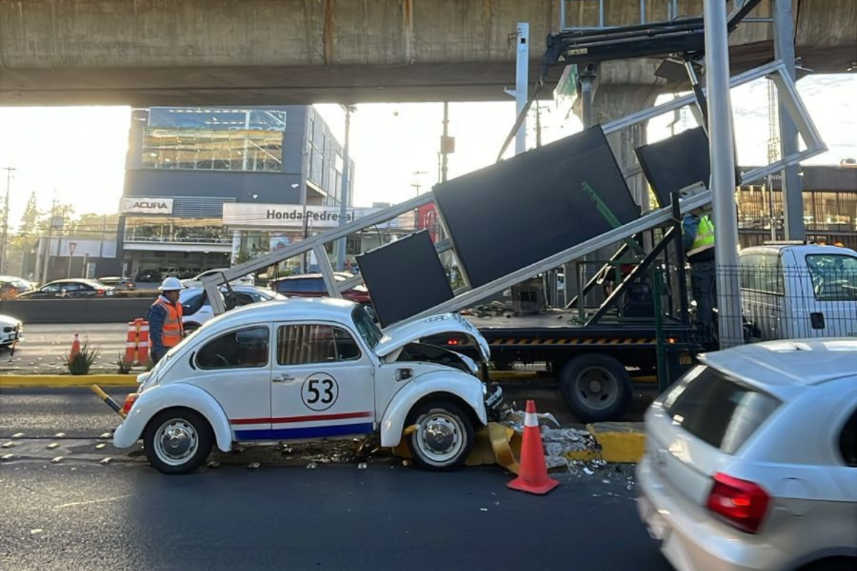 Replica de Herbie accidentada en Periférico de la CDMX.    Foto: Ramón Ramírez