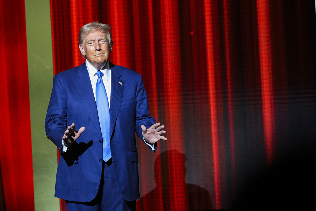 El presidente electo Donald Trump sube al escenario antes de hablar en los premios FOX Nation Patriot Awards, el jueves 5 de diciembre de 2024. (AP foto/Heather Khalifa)