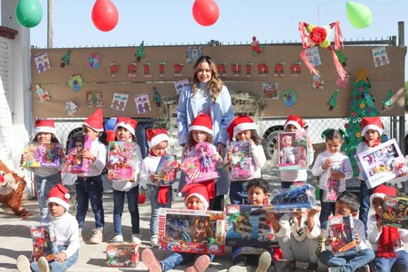 Niños y niñas victorenses reciben juguetes del DIF Victoria