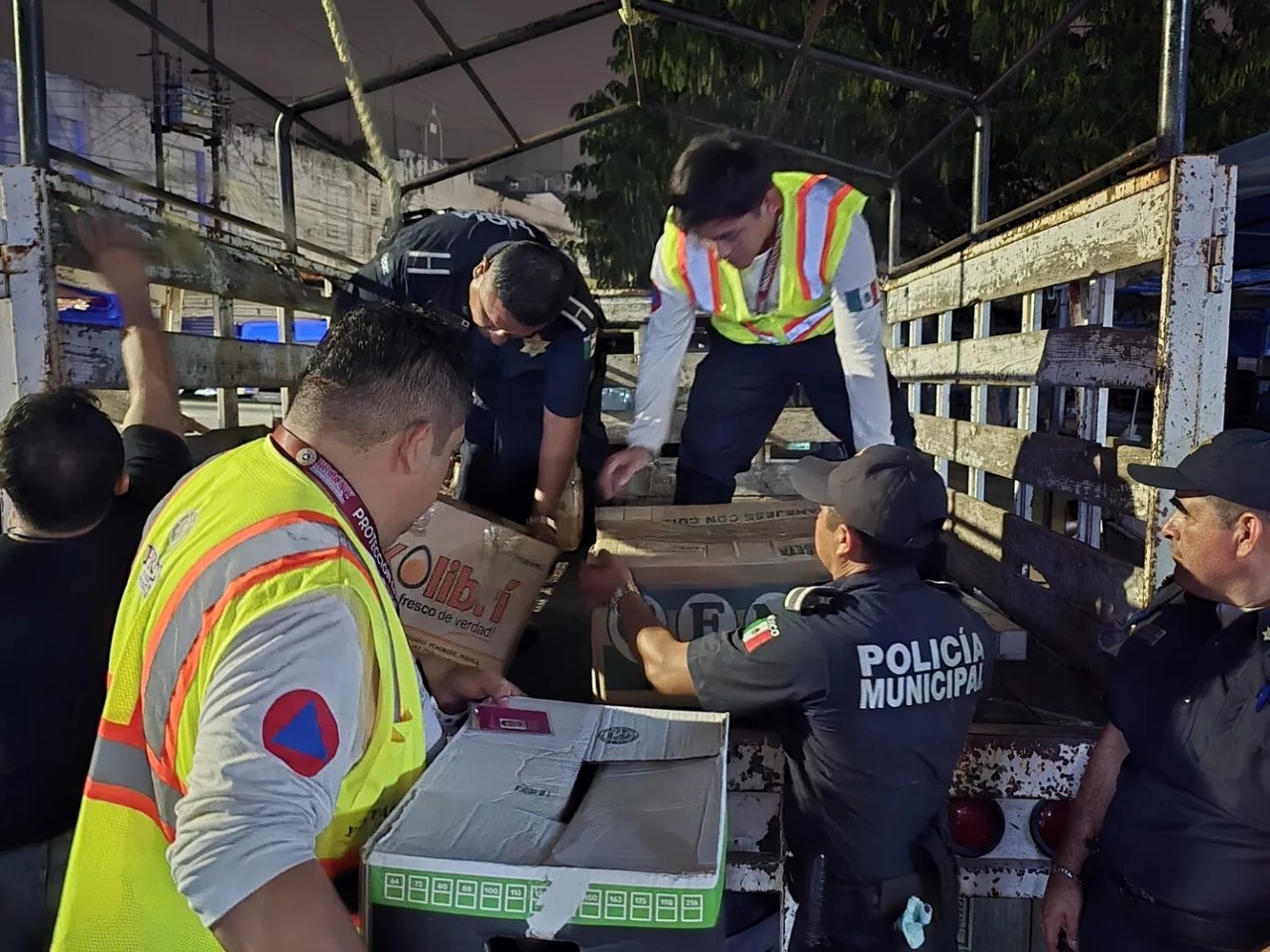 Durante la noche del domingo 29 de diciembre se realizó un operativo en el mercado San Benito de Mérida que dejó como saldo el decomiso de varios kilos de bombillas.- Fuente PROCIVY