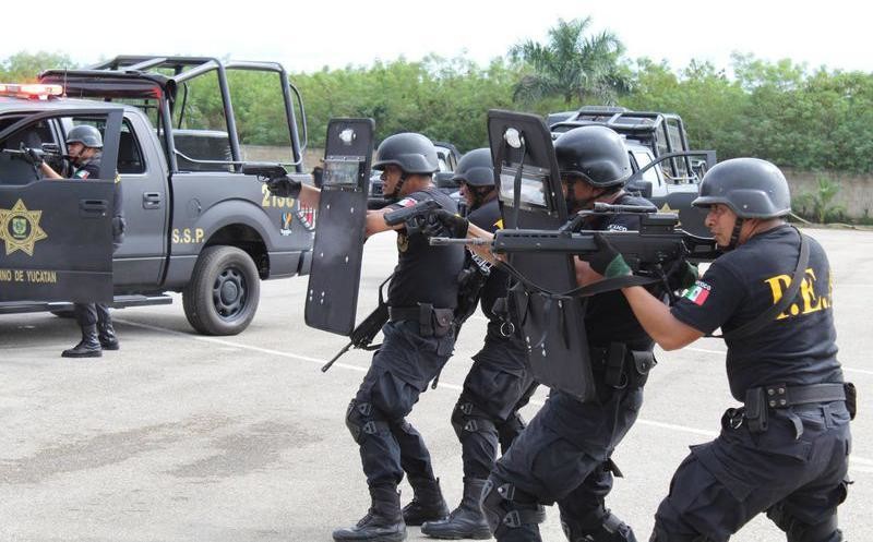 Elementos de la SSP y de la FGE Yucatán participaron en un operativo que dejó como saldo 4 detenidos y el aseguramiento de réplicas de armas.- Fuente SSP