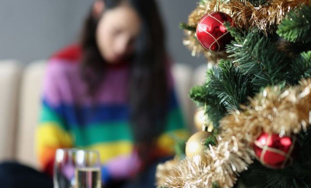 Mujer en duelo en Navidad Foto: Psicología Aquiles editada en canva