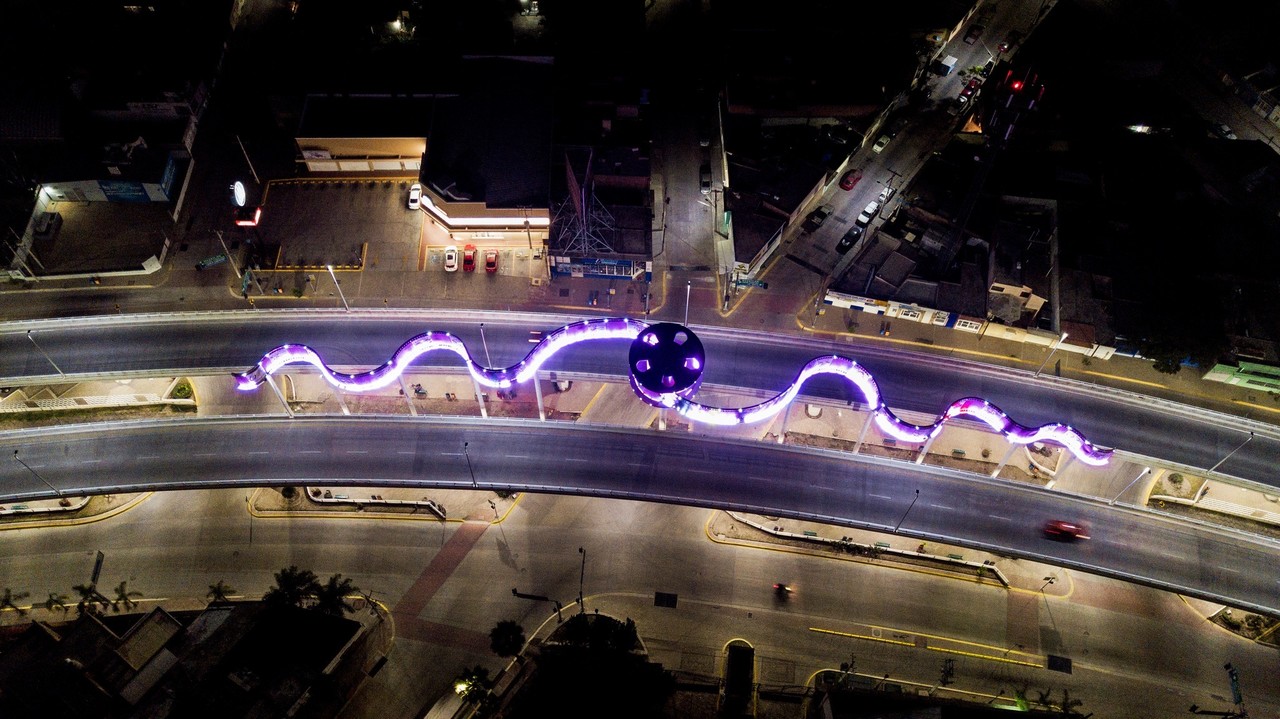 Este puente se puede admirar el monumento a la Tierra del Cine. Foto: Facebook Turismo Durango.