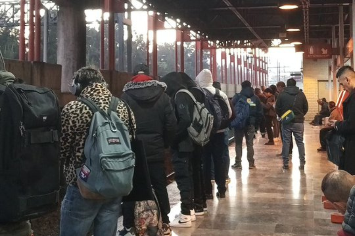 Personas esperando el Metro sobre el andén de la Línea A.    Foto: @LucyVillag31505