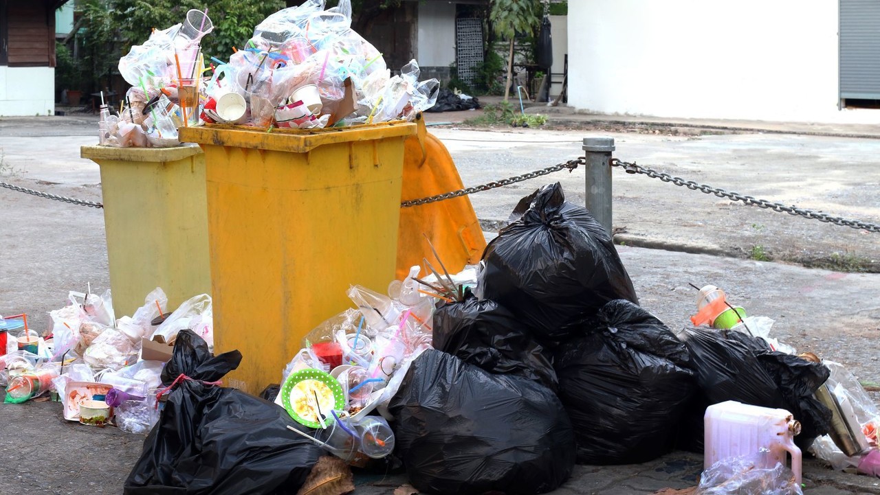 Se hizo un llamado a la población a no sacar sus bolsas de basura el 1 de enero. (Fotografía: Canva)