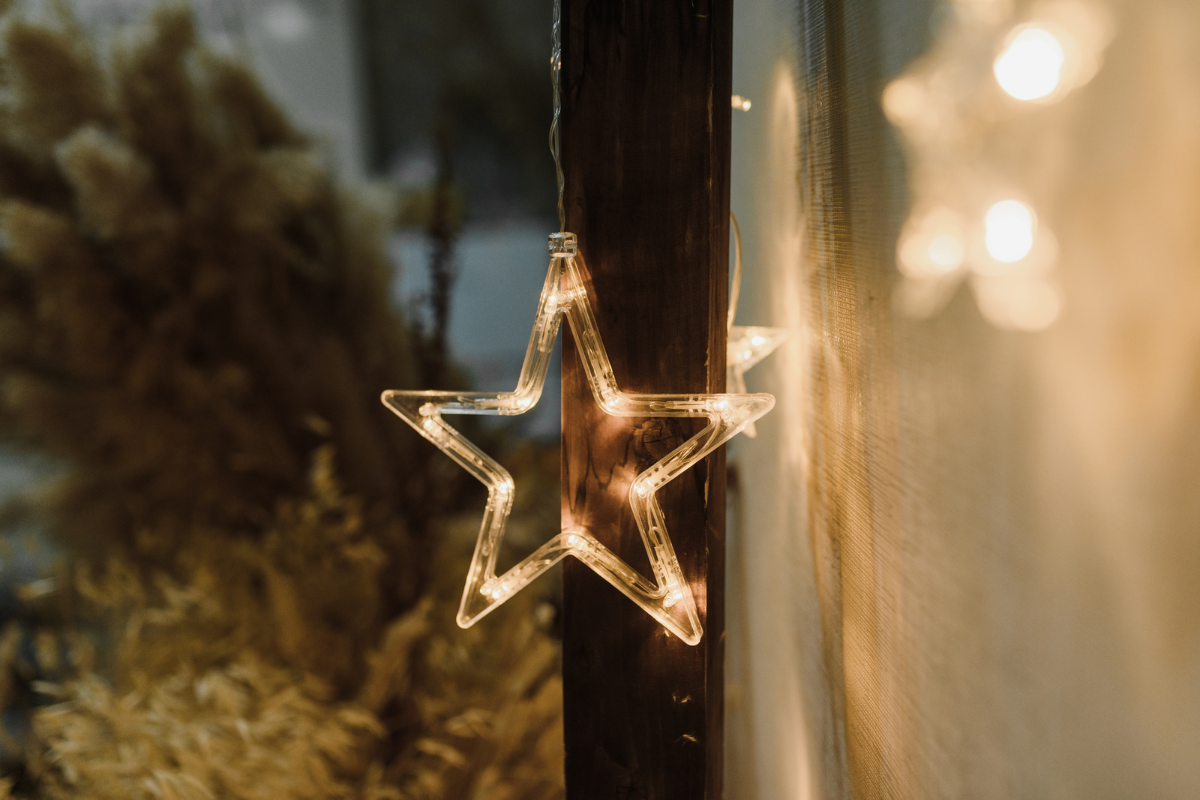 Adornos y luces de Navidad. Foto: Canva