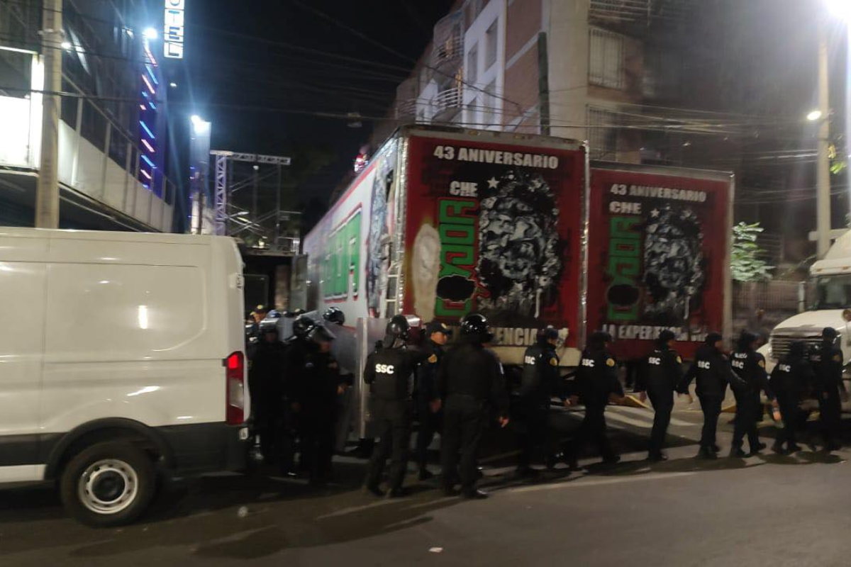 Elementos de la SSC llegando a suspender el baile de Sonido Cóndor.   Foto: FB de Sonido Cóndor